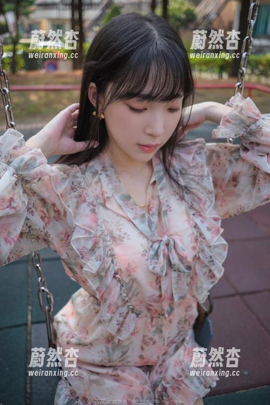 Kang Inkyung 当Kang Inkyung的裸足图包更新,一切都变得不那么“足”。你信不信?